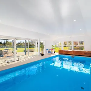 the-meadows-villa.top-hotels-christchurch.com/